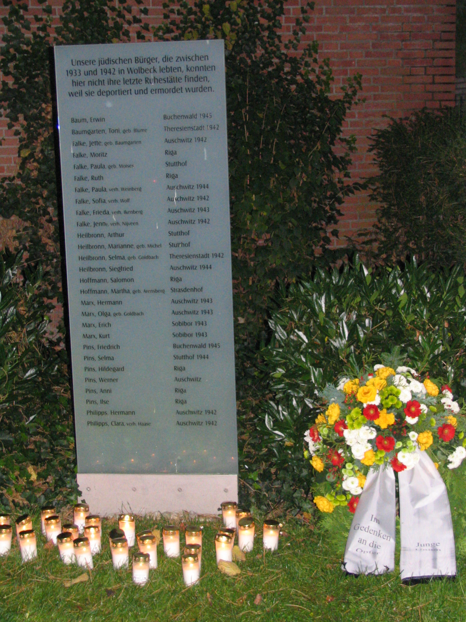 Kranzniederlegung an der Gedenktafel für die ermordeten Wolbecker Juden